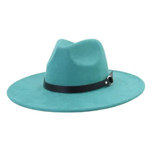 Sombrero fedora de ante verde azulado con cinturón de cuero negro y hebilla metálica.