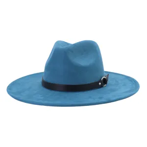 Sombrero fedora de ante azul con cinturón negro y anillo de metal, ala ancha y plana.