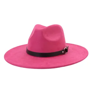 Sombrero fedora rosa de ante de moda con cinturón negro y hebilla, ala ancha plana de lana.