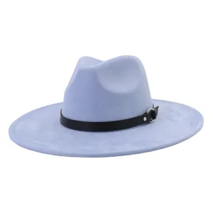 Primer plano detallado del sombrero fedora azul claro con correa de cuero negro y anillo de metal.