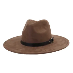 Sombrero fedora de ante marrón con tira de cuero negro y anillo metálico, diseño elegante.