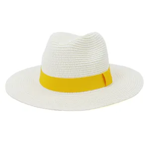 Gedetailleerd overzicht van de witte strooien fedora hoed met gele band voor strand.