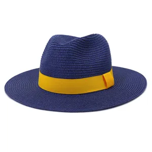 Gedetailleerd uitzicht op deze blauwe strooien fedora hoed met gele lintdecoratie.