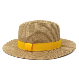 Gedetailleerd overzicht van zomer strohoed Fedora met gele band voor strand en buiten.