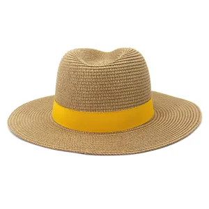 Gedetailleerd uitzicht op de zomerse strooien hoed met stijlvolle gele band voor strand en reizen.