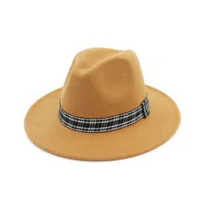 Kλασικό γυναικείο καπέλο fedora από τσόχα σε καμήλα με κομψή ασπρόμαυρη καρό κορδέλα.