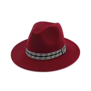 Κόκκινο μάλλινο καπέλο fedora για γυναίκες με κομψή λεπτομέρεια από ασπρόμαυρη καρό κορδέλα.