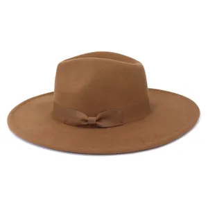 Κλασικό καπέλο fedora από καφέ τσόχα με φαρδύ γείσο και κομψό φιόγκο, στυλάτο αξεσουάρ.