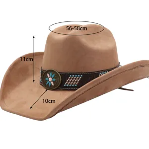 Gros-plan du chapeau de cowboy en suédine avec bord de 10 cm et boucle métallique florale.