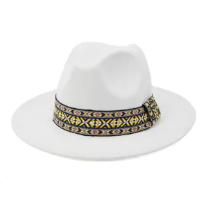 Detalle de un elegante sombrero fedora de lana blanca con una vibrante cinta tejida étnica muy elegante.