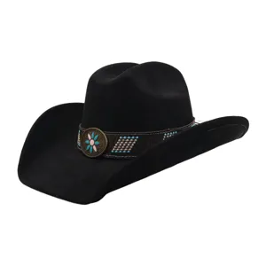 Détail de chapeau de cowboy western avec boucle en métal fleur vintage et bande en cuir perlée.