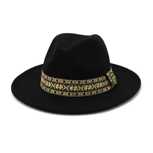 Sombrero fedora de lana negra con banda tejida de colores, ala plana elegante.