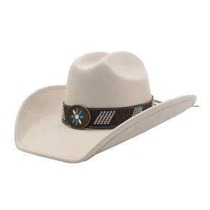 Vue de détail d'un chapeau cowboy western en faux daim beige avec bande de fleurs.