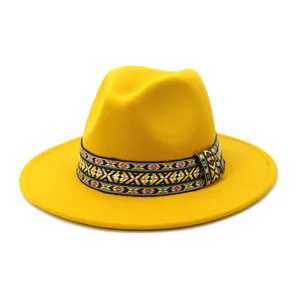 Vista detallada del sombrero fedora de fieltro de lana amarilla con banda étnica.