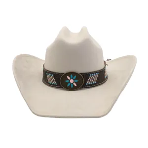 Vue détaillée d'un chapeau de cowboy western en suédine à large bord et bande perlée.