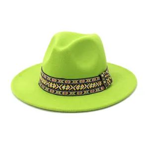 Primer plano detalle del sombrero fedora de lana verde brillante con banda tejida colorida.