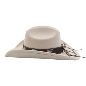 Chapeau de cowboy western en sude avec bande decorative et large bord pour homme et femme.