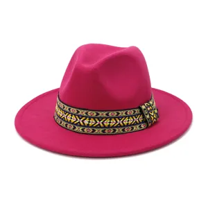 Primer plano detallado del sombrero fedora de lana rosa con una colorida banda étnica.