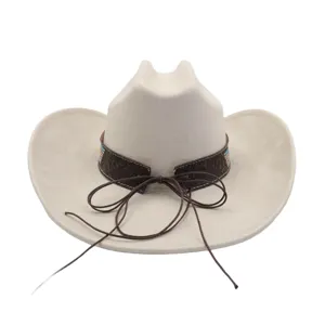 Gros plan d'un chapeau de cowboy occidental en suédine avec bande tressée et lanière décoratives.