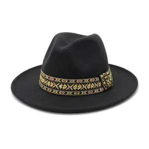 Vista detallada del sombrero de fieltro negro con una colorida banda étnica tejida alrededor.
