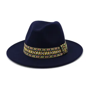 Primer plano detallado de la colorida cinta étnica tejida en el elegante borde del sombrero.