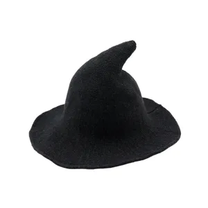 Gros plan du chapeau de sorcière tricoté noir montrant une texture laineuse et une pointe.