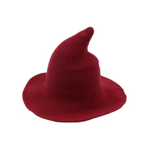 Vue détaillée d'un chapeau de sorcière rouge en tricot, texture bonnet d'hiver pointu.