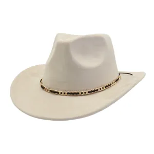 Primer plano del sombrero de vaquero occidental de ante beige con elegante cadena dorada y cinta.