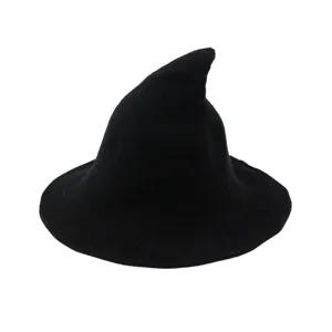 Détail de chapeau de sorcière tricoté noir, douce laine automne hiver pliante.