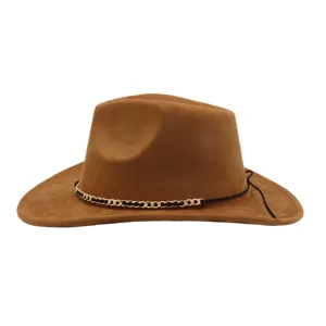 Sombrero de vaquero de ante marrón con cordón negro y cadena dorada, detalle estilo oeste.