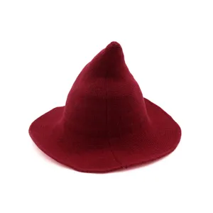 Vue detaillee du chapeau de sorciere en tricot rouge fonce, montrant la texture de laine.