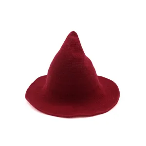 Détail de chapeau de sorcière tricoté rouge, bonnet pointu en laine épaisse pour mode hivernale.