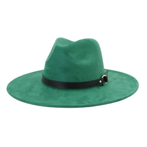 Detalle de sombrero fedora de ante verde con tira de cuero negro y anillo metálico, estilo.