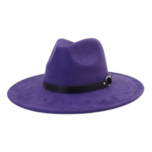 Detalle de sombrero fedora de antelina morada, ala ancha plana con cinturón negro y anilla metálica.
