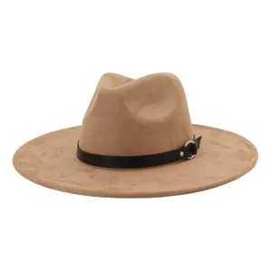 Detalle de sombrero de jazz ala plana ante caqui, fedora de moda con correa negra