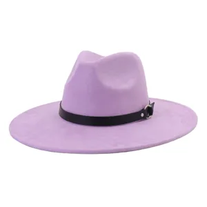 Sombrero fedora morado de ante de ala ancha con cinturón negro y hebilla de metal.