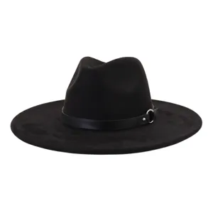 Detalle del sombrero fedora negro de ante con elegante tira de cuero y anillo de metal.