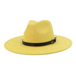 Sombrero fedora de ante amarillo con cinturón de cuero negro y anillo de metal.