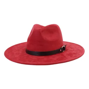 Sombrero fedora de ante rojo con ala ancha, cinturón negro y anillo de metal elegante.