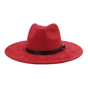 Vista detallada sombrero fedora ante rojo, ala ancha elegante con cinturón de cuero.
