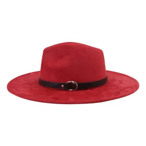 Sombrero fedora de ante rojo con correa de cuero negro y anillas de metal elegante.