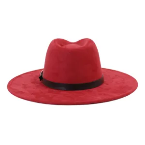 Vista de detalle de sombrero fedora de ante rojo con banda de cuero negro y hebilla.