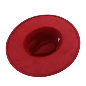 Vista detallada de un elegante sombrero fedora rojo de ante, ala ancha, estilo jazz clásico.