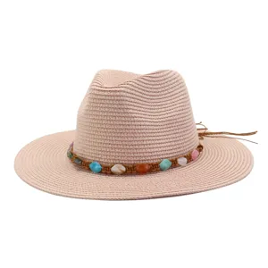 Chapeau de paille tressé avec bande de perles colorées et large bord pour plage d'été.