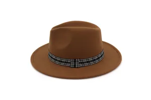 Λεπτομέρεια καπέλου fedora από καφέ μαλλί, με κομψή ασπρόμαυρη καρό κορδέλα και ίσιο γείσο.
