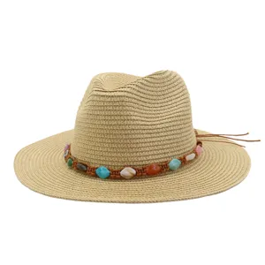 Gros plan sur le chapeau de paille avec bande de perles colorées, protection solaire.