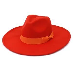 Κοντινό πλάνο κόκκινου μάλλινου καπέλου fedora με έντονο πορτοκαλί φιόγκο κορδέλας.