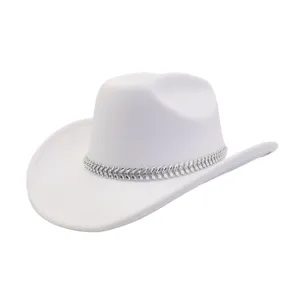 Weißer Western-Cowboyhut mit silbernem Blatt-Strassband im detaillierten Produkt-Nahbild