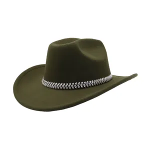 Detailaufnahme des grüne Wollfilzhutes mit funkelndem Strass-Blätterband für den perfekten Look.