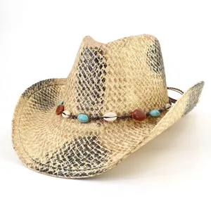 Détail de chapeau cowboy paille fait main, motif serpent, bande perles coquillage turquoise.